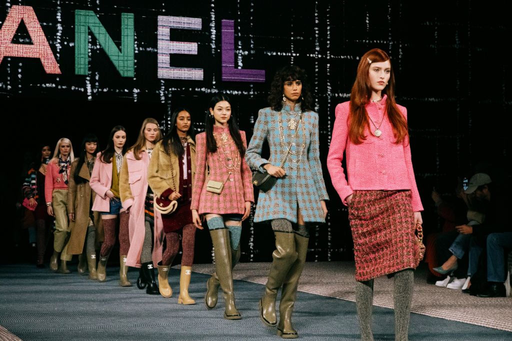 Chanel fall winter 2022 collection chanel and the immutable fashion statement with tweed