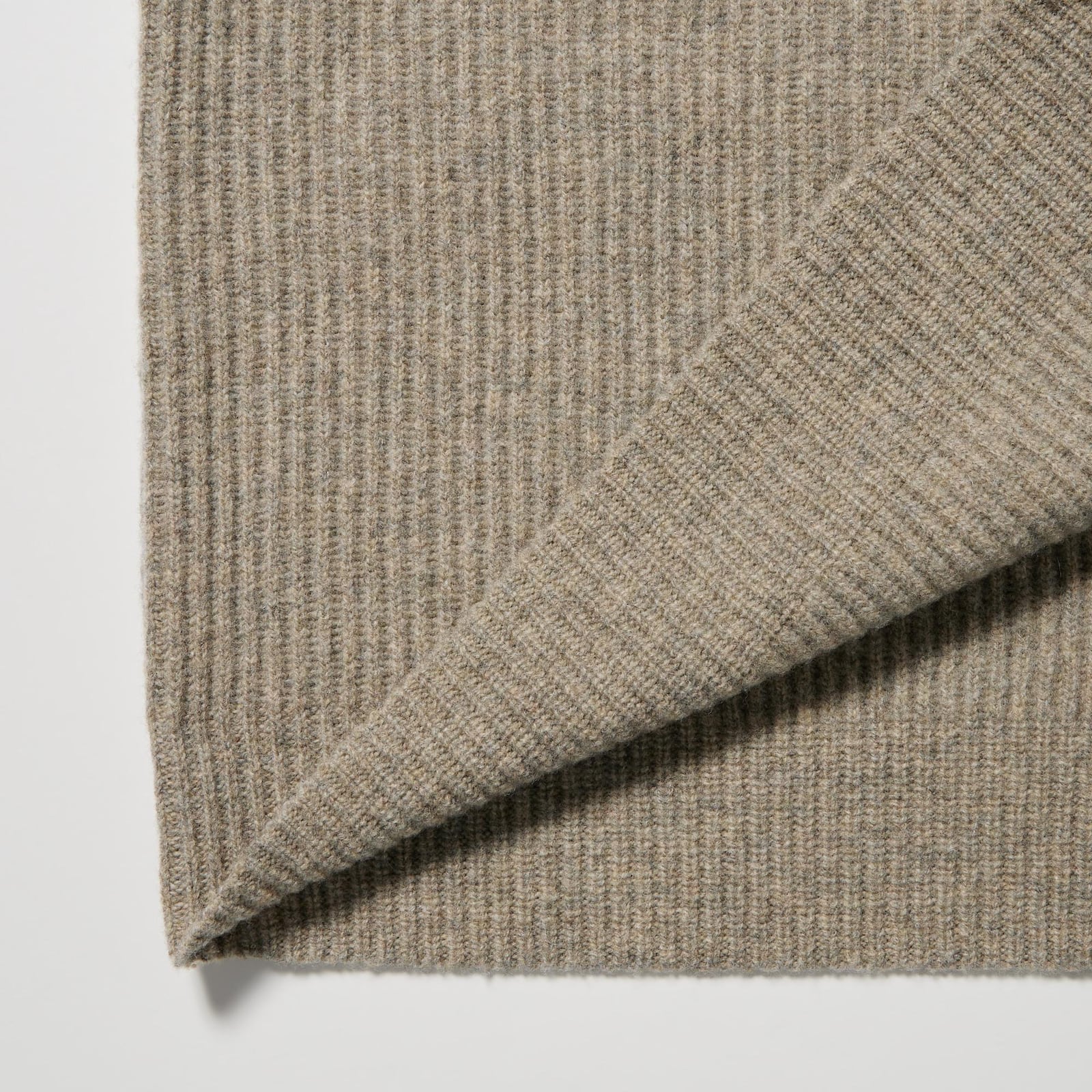 The rhythm of colors and Uniqlo's premium wool fabrics