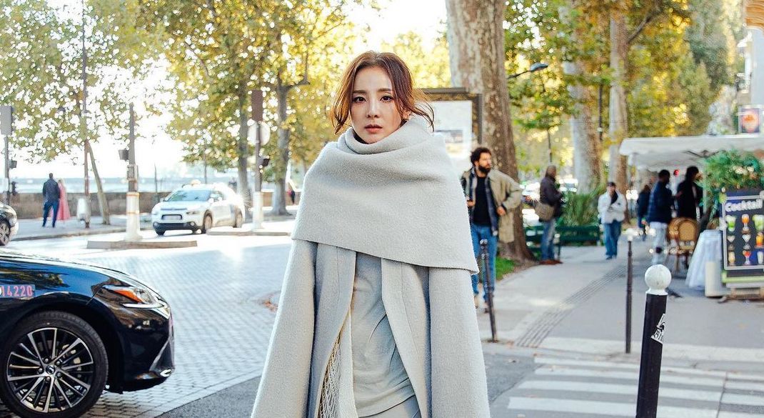 What does Sandara Park wear to Paris fashion week spring summer 2023?