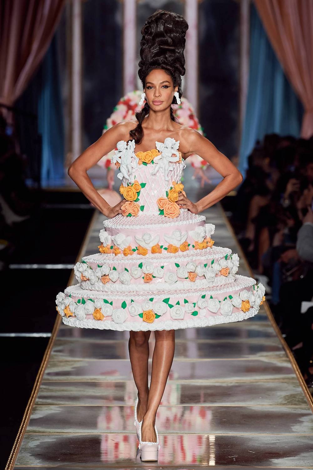 A walk of cakes on the catwalk autumn-winter 2020