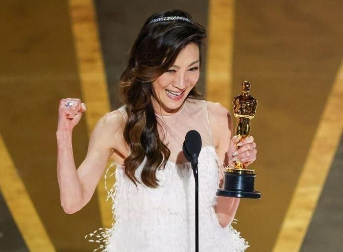Duong Tu Quynh received an oscar gold statue in Dior haute couture dress